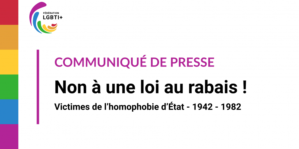 Un rectangle comporte sur sa gauche une bordure constituée de petits rectangles aux couleurs de l'arc-en-ciel. À sa droite, le logo de la Fédération LGBTI+ est présent, mettant en avant une crinière arc-en-ciel stylisée. Juste en dessous, le texte 'Communiqué de Presse' est écrit en violet. Le titre principal, 'Non à une loi au rabais !', et le sous-titre, ’Victimes de l’homophobie d’État 1982-1982', suivent. Tous les éléments textuels sont flanqués d'une fine bordure violette à leur gauche.