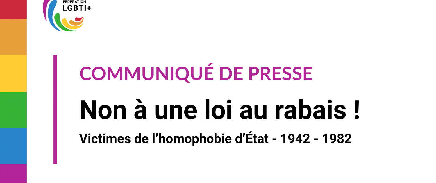 Un rectangle comporte sur sa gauche une bordure constituée de petits rectangles aux couleurs de l'arc-en-ciel. À sa droite, le logo de la Fédération LGBTI+ est présent, mettant en avant une crinière arc-en-ciel stylisée. Juste en dessous, le texte 'Communiqué de Presse' est écrit en violet. Le titre principal, 'Non à une loi au rabais !', et le sous-titre, ’Victimes de l’homophobie d’État 1982-1982', suivent. Tous les éléments textuels sont flanqués d'une fine bordure violette à leur gauche.